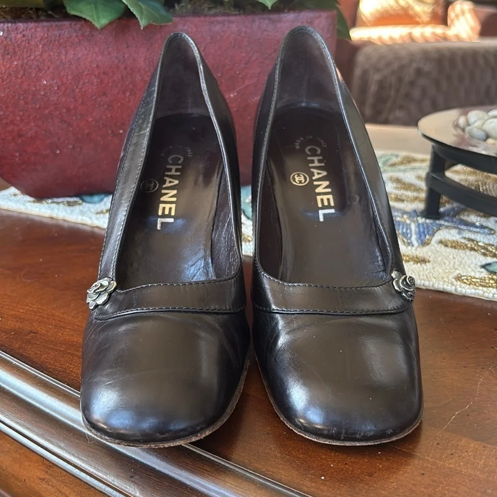 Chanel Black Leather Heels Rounded Toe w/ Floral Metal Logo Accent Made in Italy